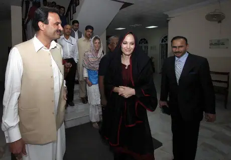 Angelina Jolie arrives in Pakistan to visit flood-hit victim. 