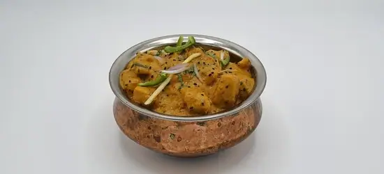 Handi is a dish named after the vessel in which it is typically cooked. It is the famous national dish of Pakistan. In most cases, the container is made of copper or clay and has a wide opening to accommodate the ingredients inside.